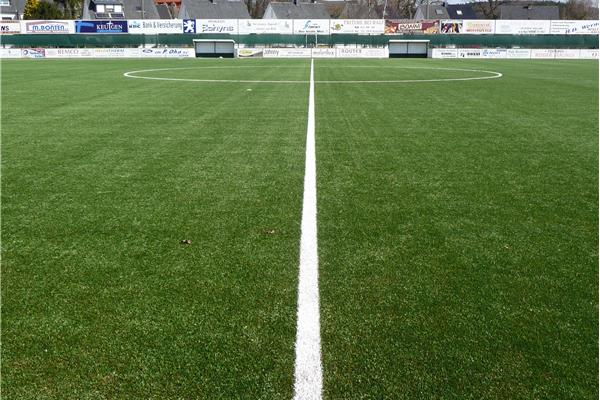 Aanleg eerste kurkgevulde kunstgras voetbalveld in België - Sportinfrabouw NV